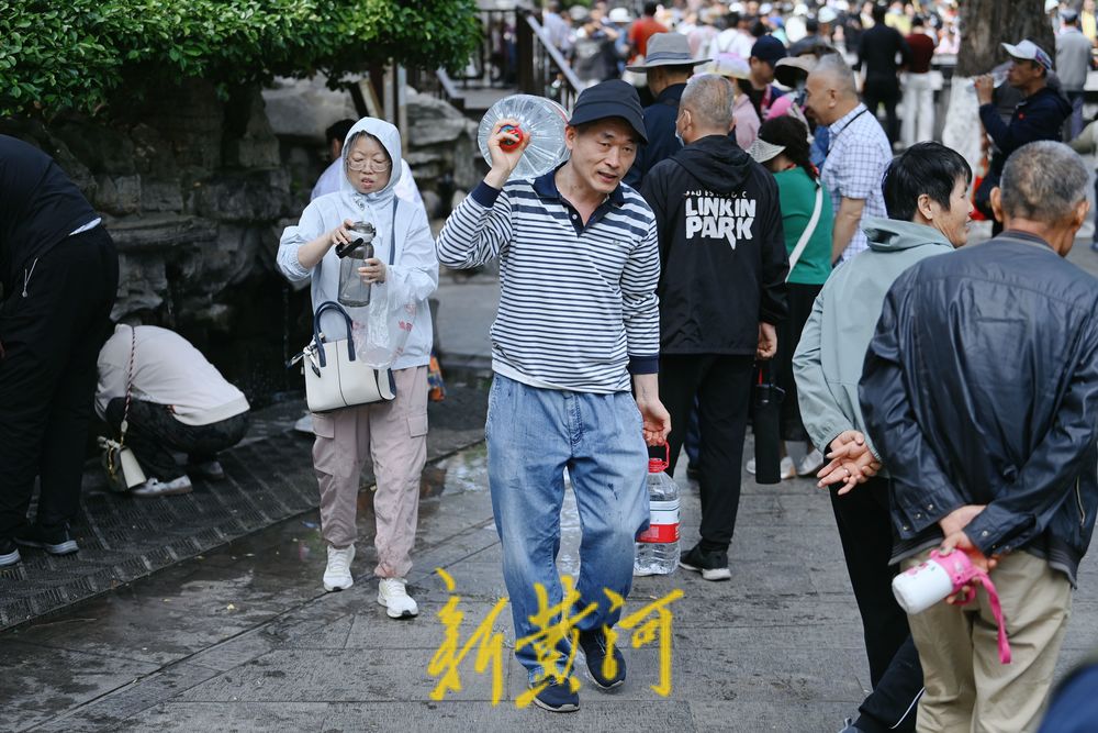 人潮涌动！护城河畔泉水游持续升温
