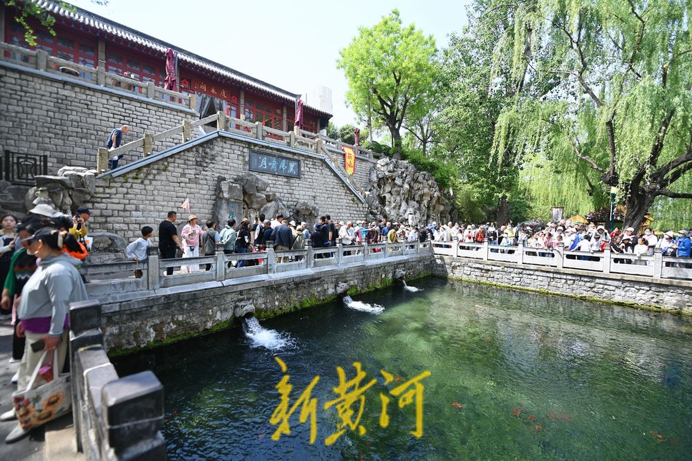 人潮涌动！护城河畔泉水游持续升温