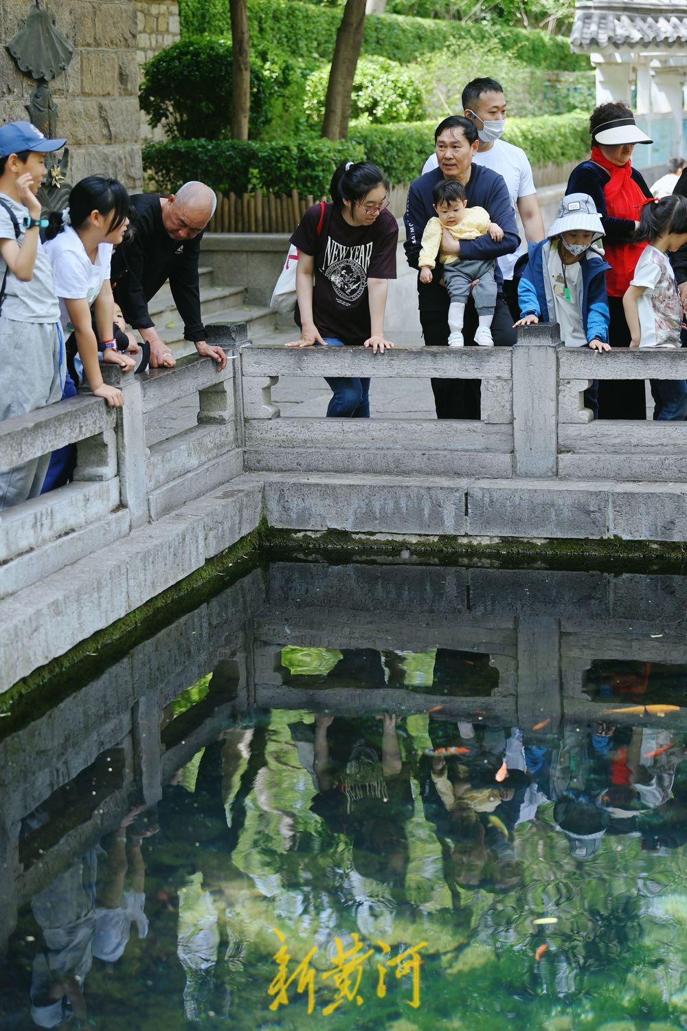 人潮涌动！护城河畔泉水游持续升温