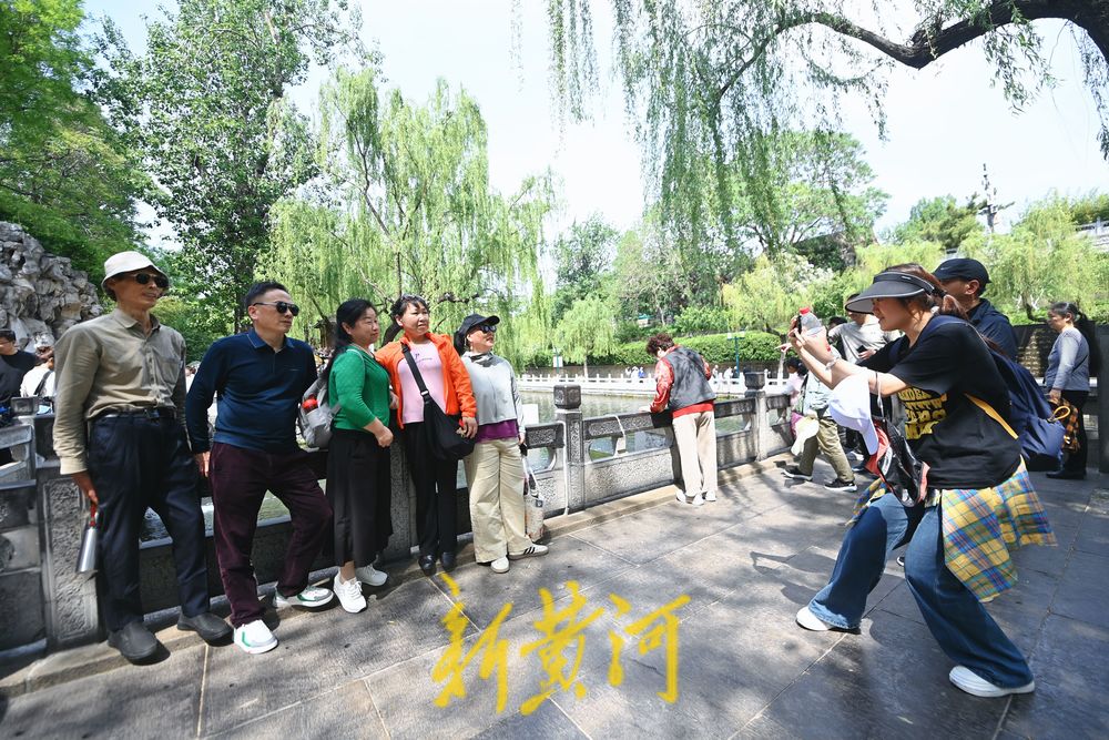 人潮涌动！护城河畔泉水游持续升温