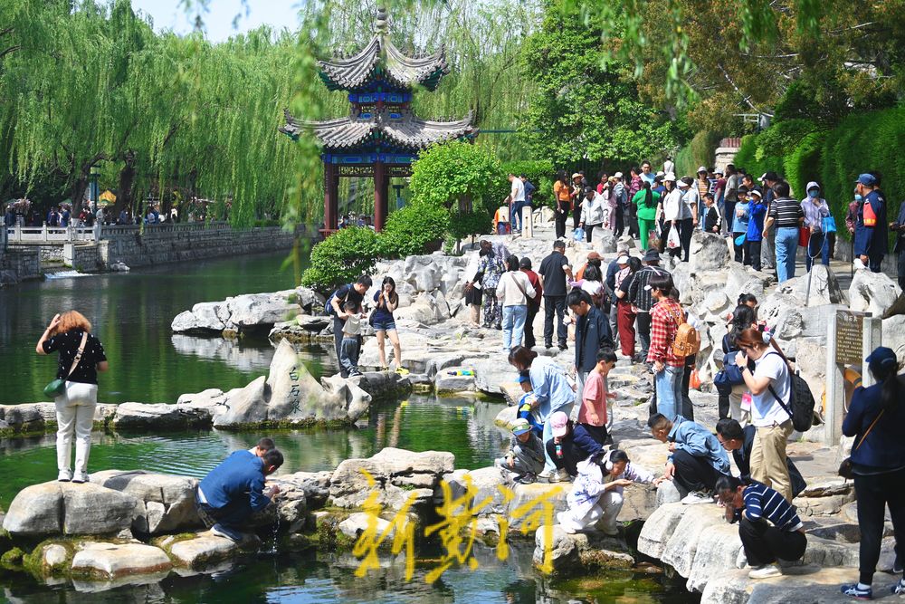 人潮涌动！护城河畔泉水游持续升温