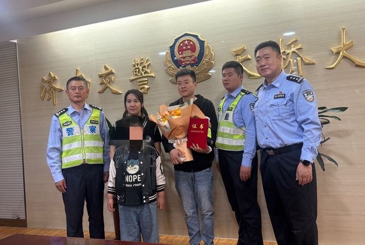 风来树倒母子被困，济南“越野小伙”拖走“大麻烦”