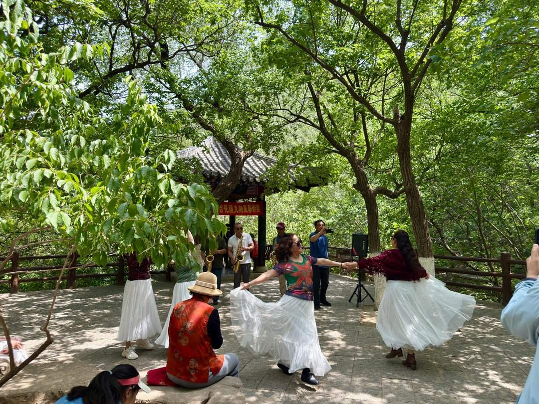 人头攒动,佛慧山公园成热门“打卡地”
