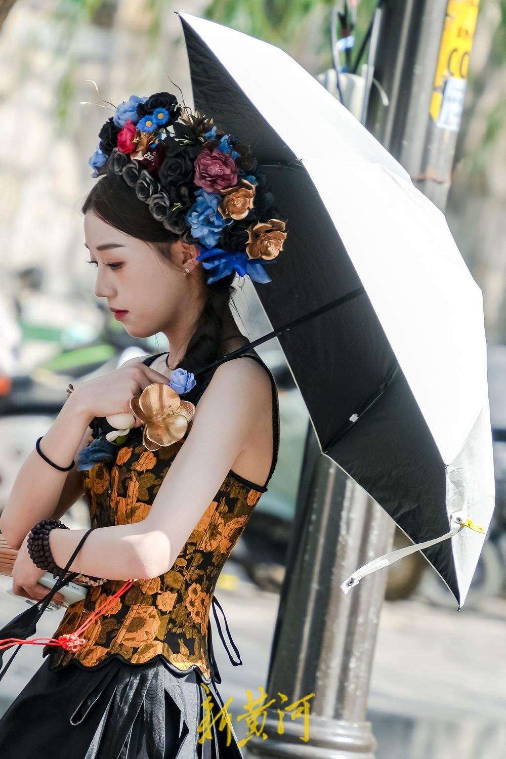 济南高温达38℃ 明府城游人清凉出行