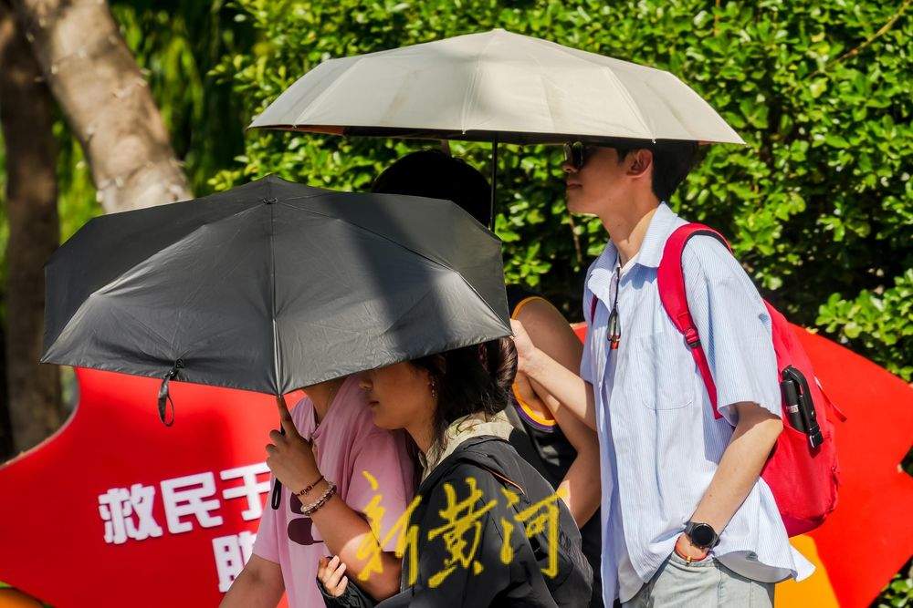 济南高温达38℃ 明府城游人清凉出行