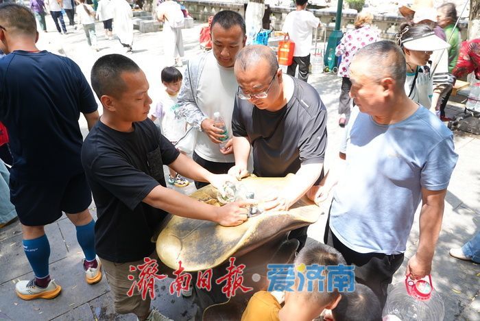 烈日炙烤 护城河畔成为“避暑秘境”