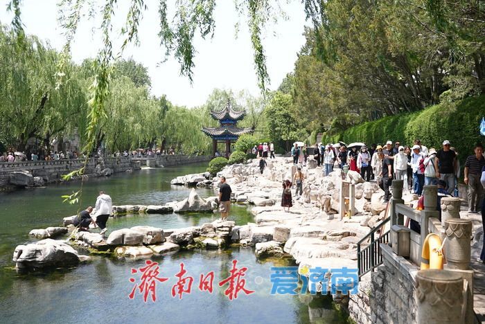 烈日炙烤 护城河畔成为“避暑秘境”