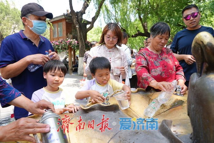 烈日炙烤 护城河畔成为“避暑秘境”