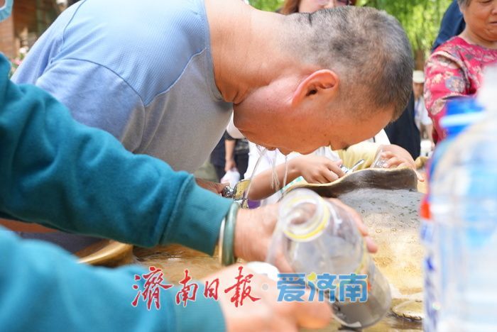 烈日炙烤 护城河畔成为“避暑秘境”