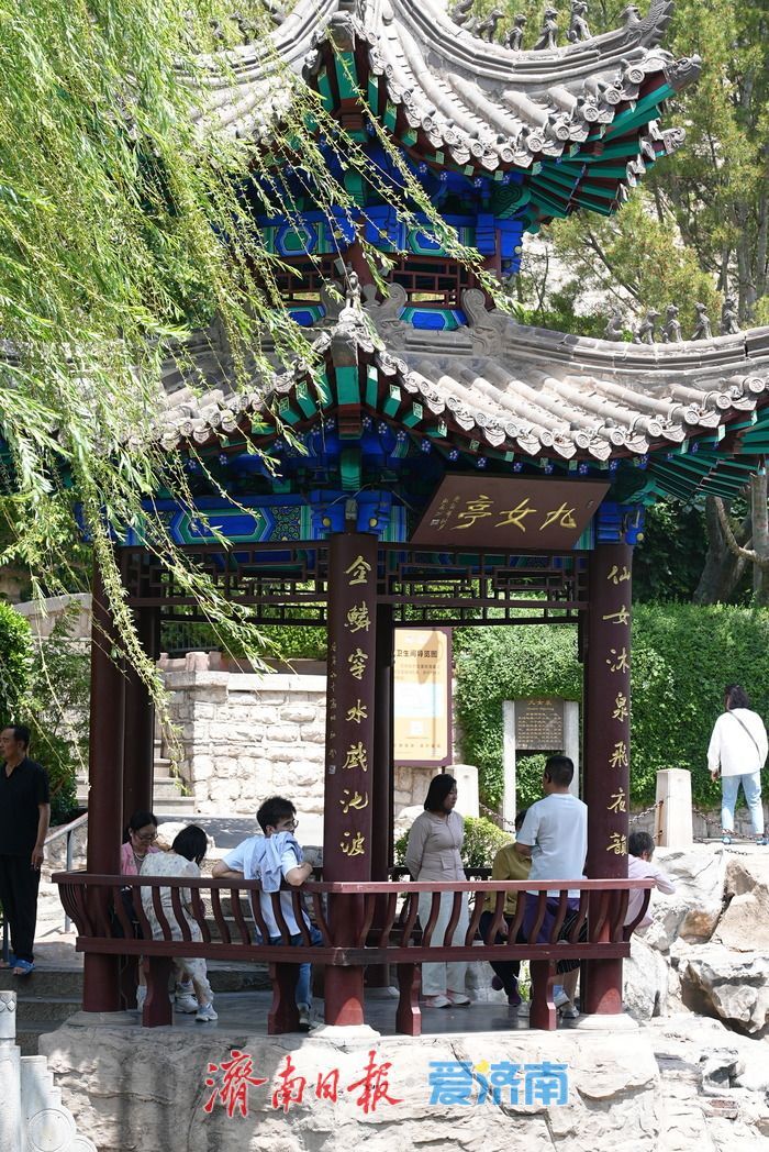 烈日炙烤 护城河畔成为“避暑秘境”
