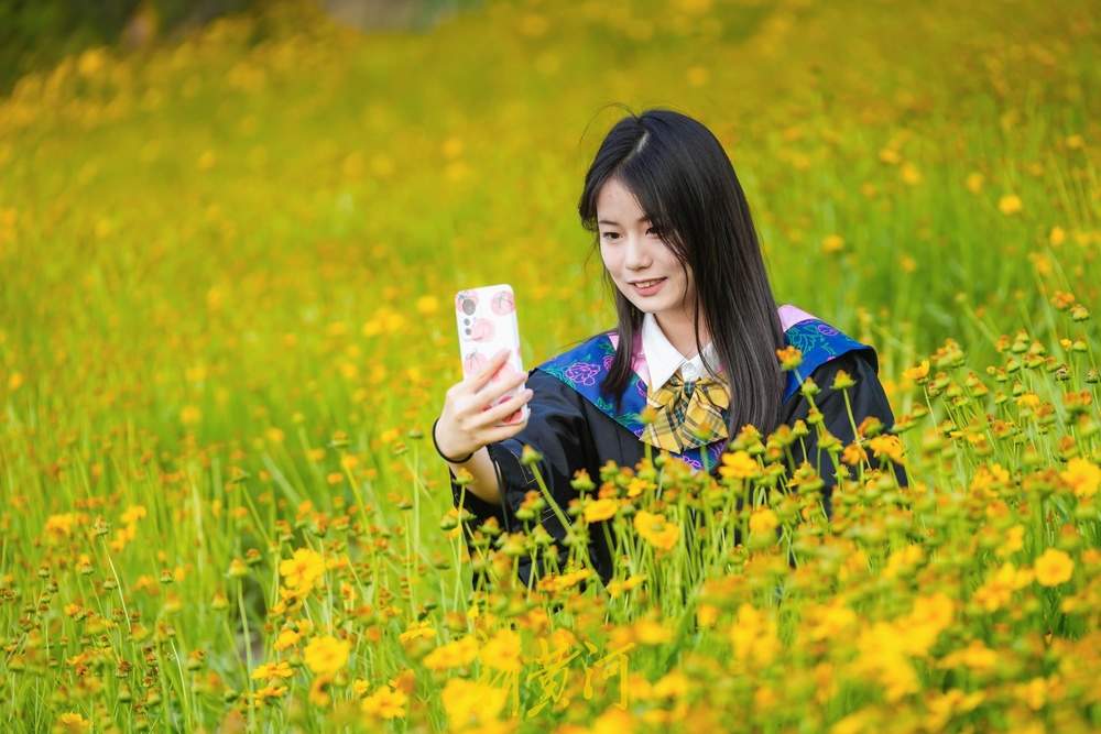 一年四季 泉在济南丨难忘大学时光,金鸡菊花海见证青春谢幕礼