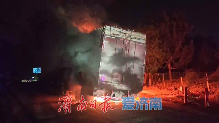 货车行驶途中突然起火,消防紧急救援