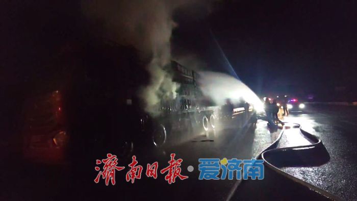 货车行驶途中突然起火,消防紧急救援