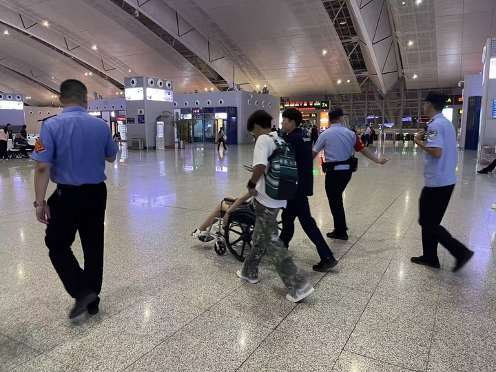 旅客突发急病, 济南东站上演“生命时速”温情救助