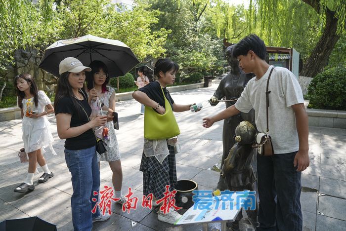 泉城夏日“炎值”爆表,市民游客泉畔觅清凉