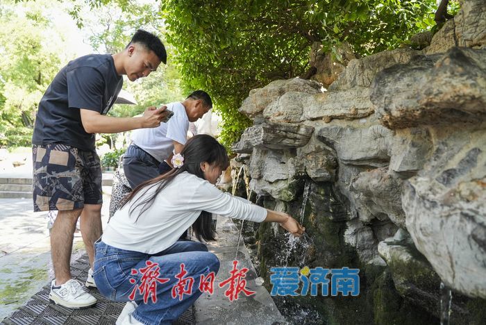 泉城夏日“炎值”爆表,市民游客泉畔觅清凉