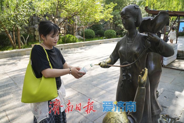 泉城夏日“炎值”爆表,市民游客泉畔觅清凉