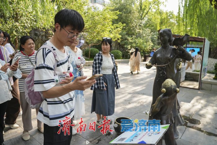 泉城夏日“炎值”爆表,市民游客泉畔觅清凉