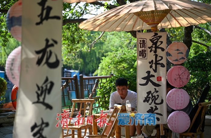 五龙潭:泉水凉茶消酷暑,市民游客觅清凉