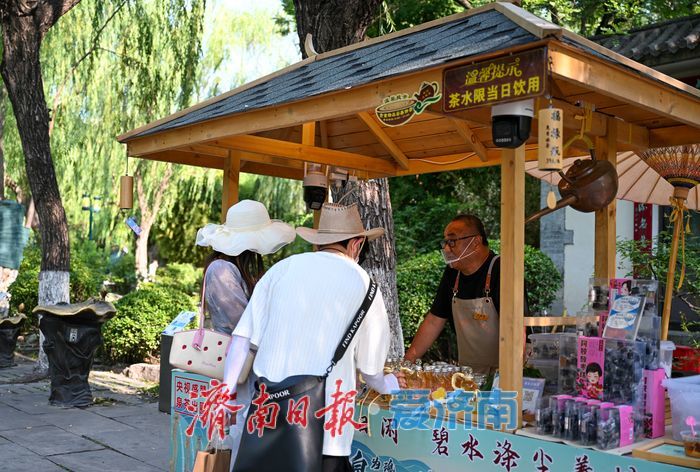 五龙潭:泉水凉茶消酷暑,市民游客觅清凉