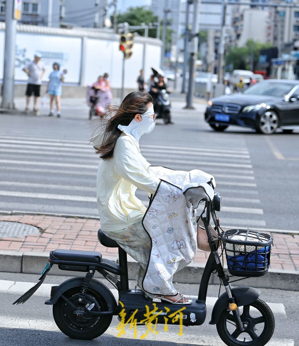 泉城持续高温，市民防晒出行“全副武装”