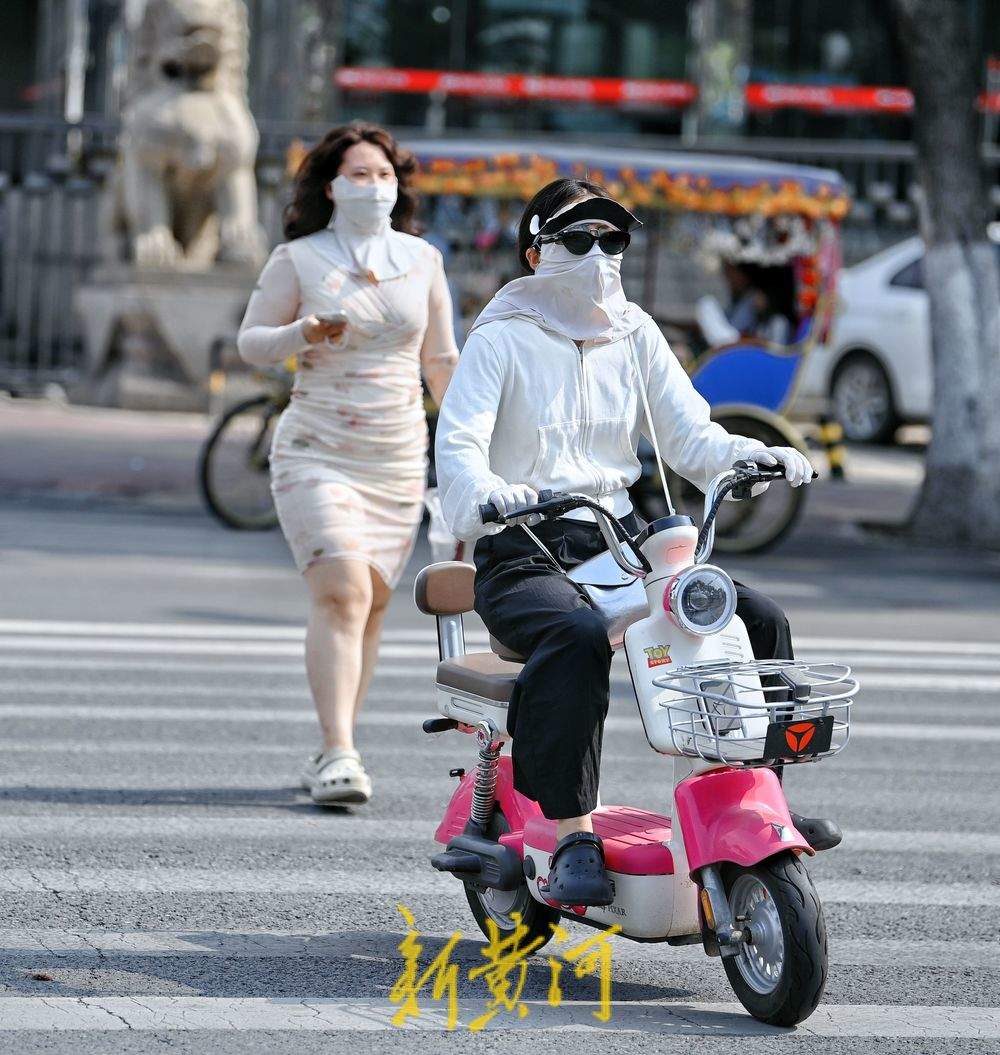 泉城持续高温，市民防晒出行“全副武装”