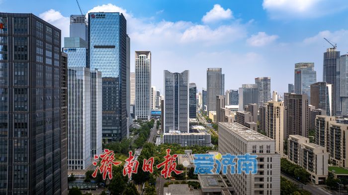 一年四季 泉在济南丨济南东部城区高楼林立 蓝天白云绘就城市新画卷