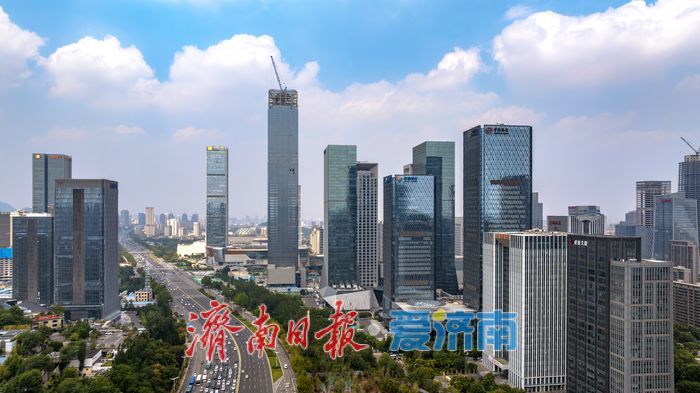 一年四季 泉在济南丨济南东部城区高楼林立 蓝天白云绘就城市新画卷