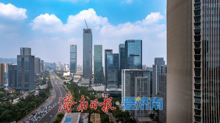 一年四季 泉在济南丨济南东部城区高楼林立 蓝天白云绘就城市新画卷