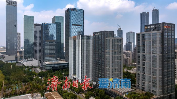 一年四季 泉在济南丨济南东部城区高楼林立 蓝天白云绘就城市新画卷