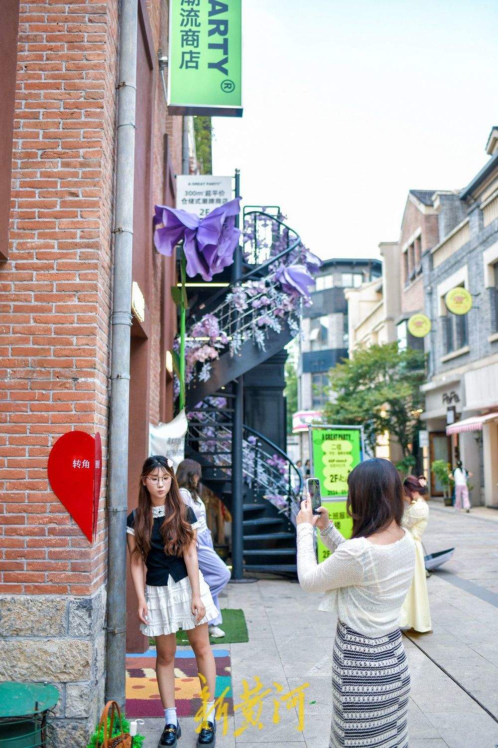 暑期开启旅游迎高峰季 网红景点打卡游成主角