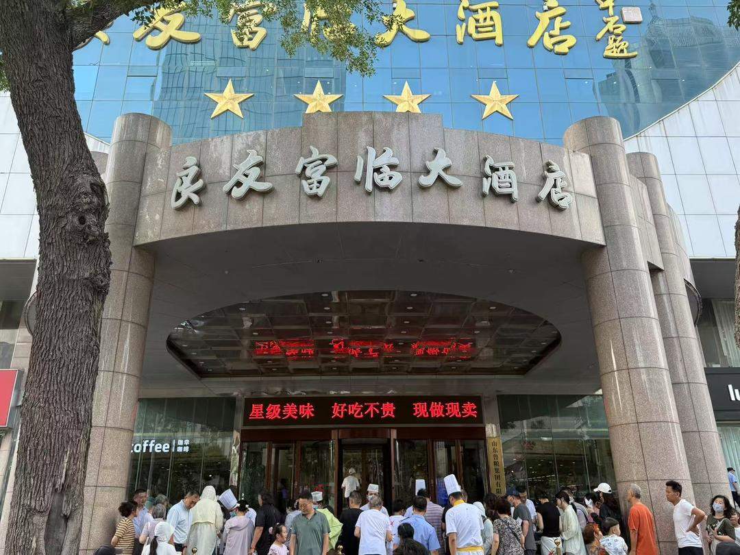 12.7元套餐、5元鸡腿……星级酒店的摆摊“计”