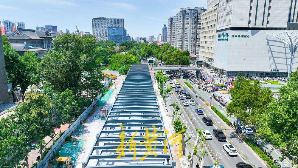 齐鲁医院旁河道上方建停车场 缓解电动自行车停放难题