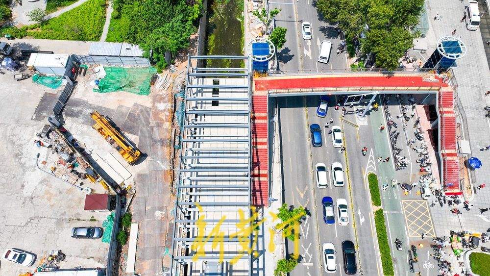 齐鲁医院旁河道上方建停车场 缓解电动自行车停放难题