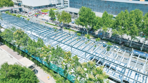 齐鲁医院旁河道上方建停车场 缓解电动自行车停放难题