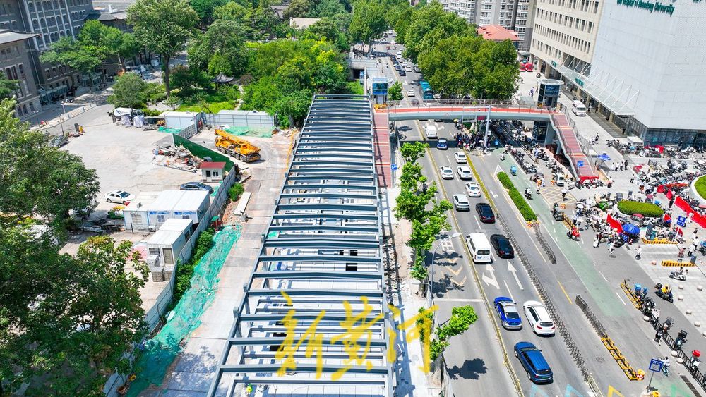 齐鲁医院旁河道上方建停车场 缓解电动自行车停放难题