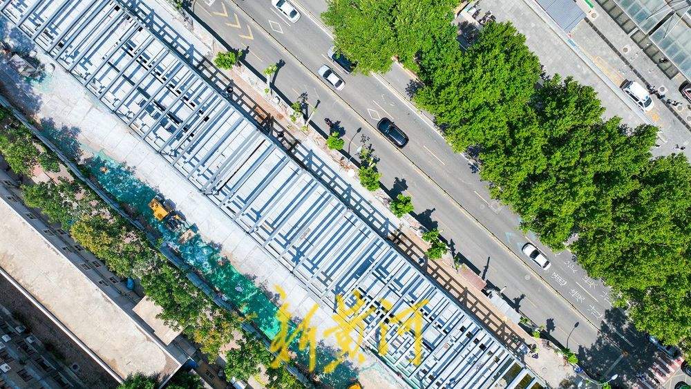 齐鲁医院旁河道上方建停车场 缓解电动自行车停放难题