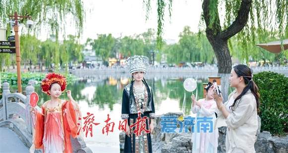 彰显文化自信和传统之美,济南旗袍民族服装打卡迎高峰