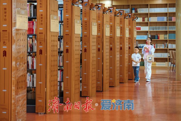 泉城书香伴夏长，暑期图书馆成孩子们的“书香乐园”