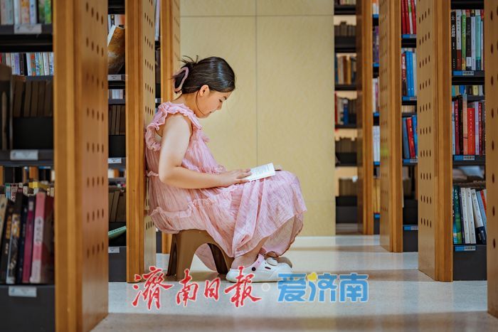 泉城书香伴夏长，暑期图书馆成孩子们的“书香乐园”