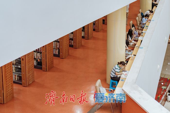 泉城书香伴夏长，暑期图书馆成孩子们的“书香乐园”