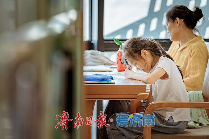 泉城书香伴夏长，暑期图书馆成孩子们的“书香乐园”