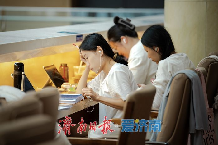 泉城书香伴夏长，暑期图书馆成孩子们的“书香乐园”