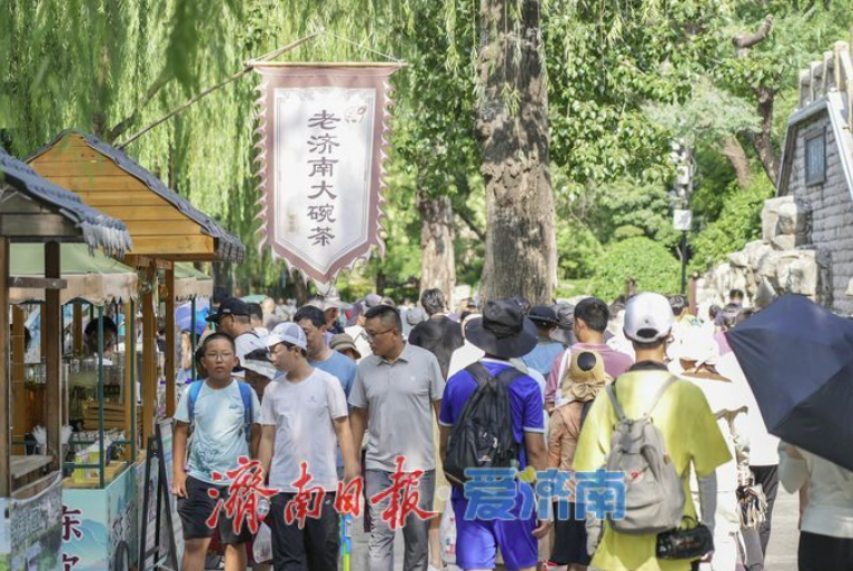 一年四季 泉在济南丨护城河畔人气旺 市民游客乐享泉城夏日清凉