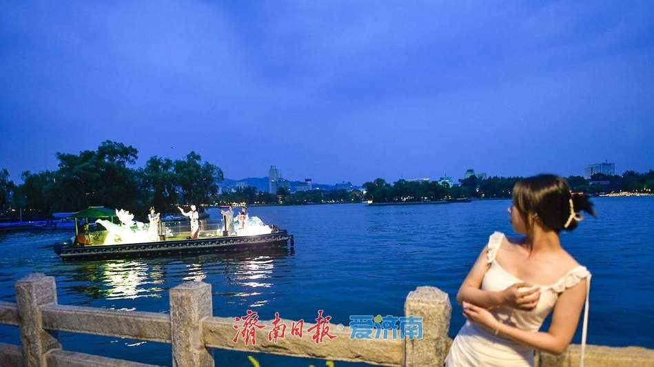 一年四季 泉在济南丨明湖夜游,画中寻梦