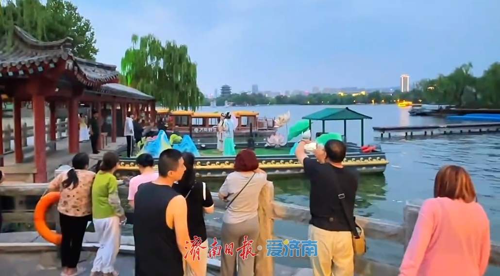 一年四季 泉在济南丨明湖夜游,画中寻梦