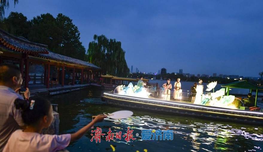 一年四季 泉在济南丨明湖夜游,画中寻梦