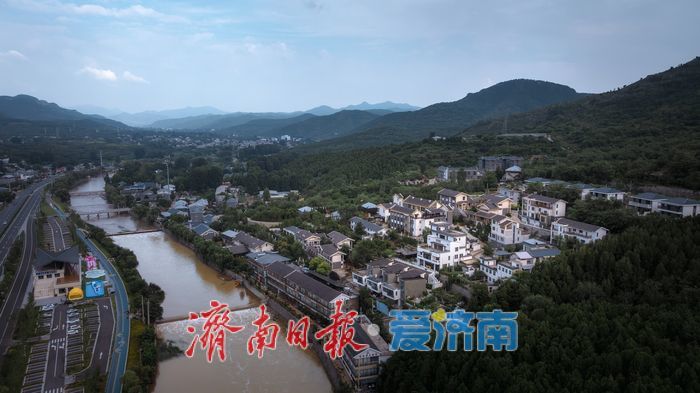 雨后门牙景区水位上涨,形成多处飞瀑景观