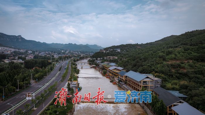 雨后门牙景区水位上涨,形成多处飞瀑景观