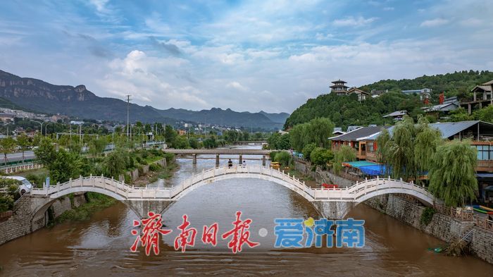 雨后门牙景区水位上涨,形成多处飞瀑景观